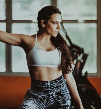Person starting a fitness for beginners routine in a gym.